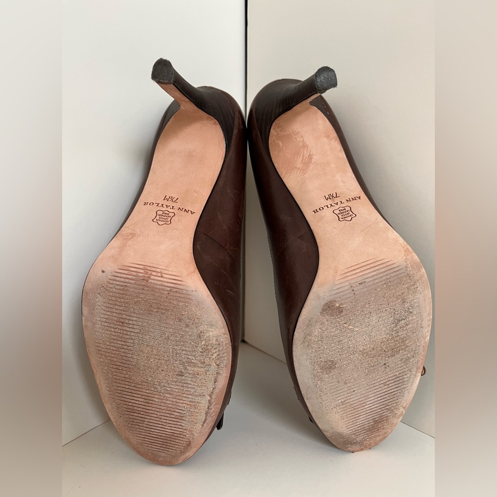Ann Taylor Brown Kilted Pumps size 7.5 - Picture 5 of 9